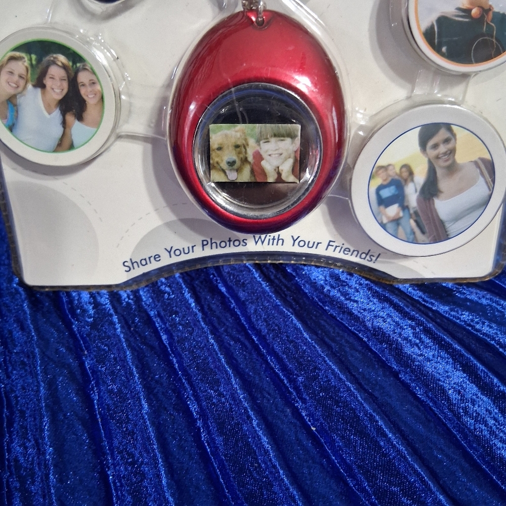Red Digital Camera with Portable Display - Picture 6 of 12